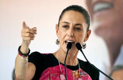 La candidata presidencial de izquierda mexicana por el partido Movimiento Regeneración Nacional (MORENA), Claudia Sheinbaum, habla con sus seguidores durante un mitin de campaña en Celaya, estado de Guanajuato, México, el 4 de mayo de 2024