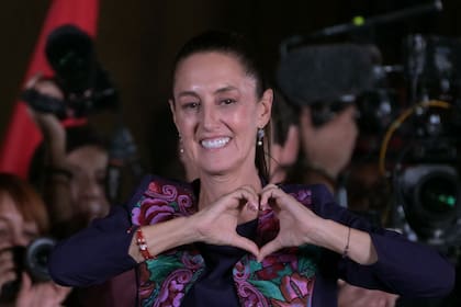 La candidata presidencial de México por el partido Morena, Claudia Sheinbaum, celebra tras los resultados de las elecciones generales en la Ciudad de México, el 3 de junio de 2024. 