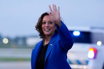 La candidata presidencial demócrata Kamala Harris saluda a su llegada al Aeropuerto Internacional O'Hare, en Chicago. (AP Foto/Brynn Anderson)