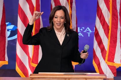 La candidata presidencial demócrata Kamala Harris habla durante un servicio religioso y un evento de votación anticipada en Divine Faith Ministries International.
