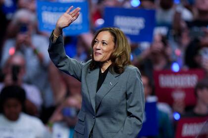 La candidata presidencial demócrata y vicepresidenta, Kamala Harris, saluda a sus simpatizantes en un evento de campaña, el viernes 20 de septiembre de 2024, en Madison, Wisconsin. (AP Foto/Morry Gash)