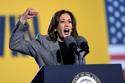 La candidata presidencial demócrata y vicepresidenta, Kamala Harris, habla en un evento de campaña en Burns Park, el lunes 28 de octubre de 2024, en Ann Arbor, Michigan