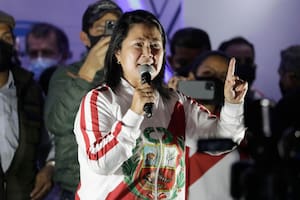 Empate técnico en Perú: Fujimori igualaría con Sánchez en el balotaje y crece la tensión por el recuento