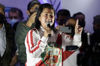 Empate técnico en Perú: Fujimori igualaría con Sánchez en el balotaje y crece la tensión por el recuento