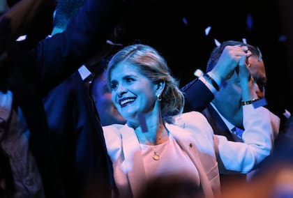 La candidata presidencial Laura Fernández se dirige a sus partidarios tras el cierre de las urnas en San José