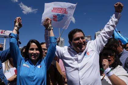 La candidata presidencial Luisa González y su compañero de fórmula Andrés Arauz saludan a sus simpatizantes luego de registrar sus candidaturas para las próximas elecciones anticipadas en Quito, Ecuador, el martes 13 de junio de 2023