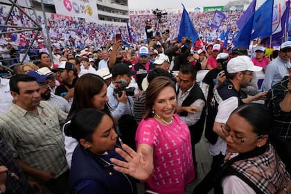 La candidata presidencial opositora Xóchitl Gálvez saluda a su llegada a un acto de campaña en Irapuato, México, el 1 de marzo de 2024. (AP Foto/Fernando Llano, Archivo).
