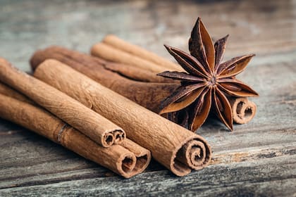 La canela aporta un matiz cálido que no suele encontrarse en otros limpiadores naturales