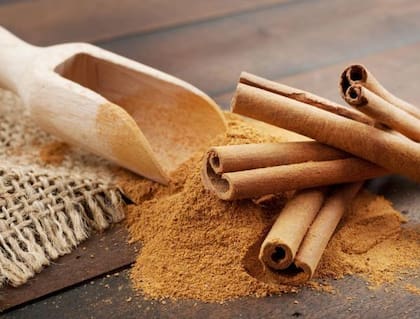 La canela potencia los beneficios digestivos y antiinflamatorios de la bebida.