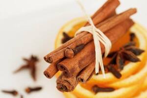 La canela tiene propiedades energizantes y capacidad para incrementar la riqueza; la cáscara de naranja representa nuevos comienzos y éxito financiero