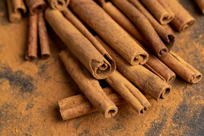 La canela, un elemento clave en el ritual, simboliza la atracción de prosperidad y la activación de energías positivas (Foto archivo)