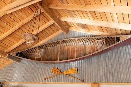 La canoa de madera está colgada en el restaurante