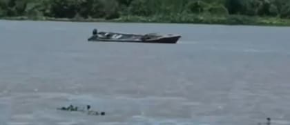 La canoa donde fueron encontrados asesinados los dos presuntos cuatreros