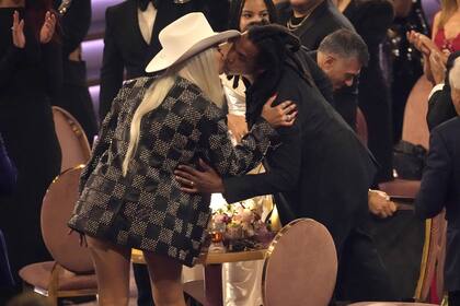 La cantante Beyoncé besa a su marido, el rapero Jay-Z, quien ganó el Grammy al Impacto Global Dr. Dre; Jay-Z aprovechó su discurso de aceptación para criticar el hecho de que su esposa nunca haya ganado el premio a álbum de año: "Tiene más Grammy que nadie y nunca ha ganado el álbum del año. Así que algo no cuadra... Cuando me pongo nervioso digo la verdad"
