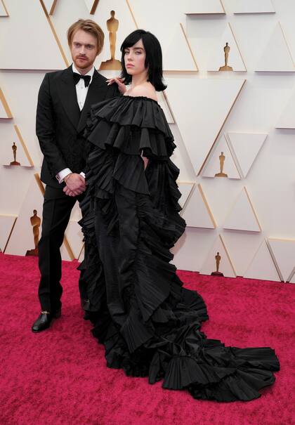 La cantante Billie Eilish eligió para la gran noche de la Academia un maxivestido de estilo gótico con cola y volados de Gucci. Junto a su hermano Finneas interpretaron en el escenario del Dolby Theatre “No Time to Die”, la canción de la última película de James Bond, Sin tiempo para morir, que ganó una estatuilla.