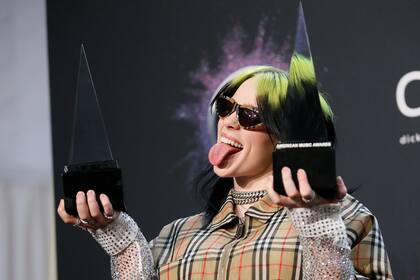La cantante Billie Eilish posa con sus dos galardones: a la nueva artista del año y a la mejor artista alternativa