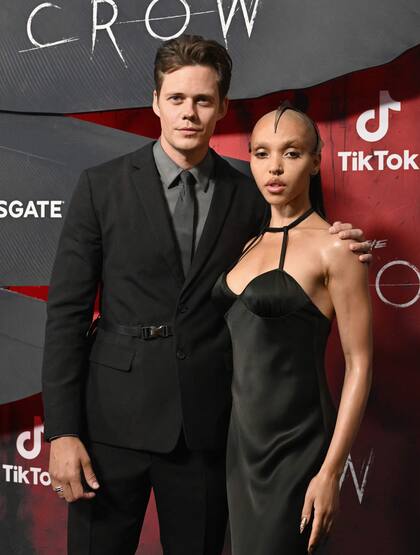 La cantante británica FKA twigs fue la figura indiscutida de la noche por su estilo atrevido en el marco del estreno de El cuervo, gala que tuvo lugar en la ciudad de Nueva York. La cantante de 36 años, quien protagoniza la película junto a Bill Skarsgård, llegó al evento con un estilo llamativo