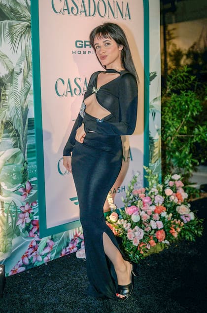 La cantante Camila Cabello dijo presente en la inauguración de Casadonna con un vestido negro corte sirena, con cut outs y prendedores de mariposas