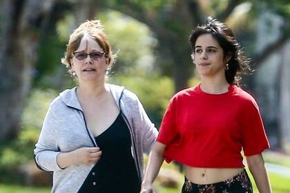 La cantante Camila Cabello, en una caminata con su mamá