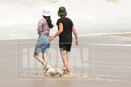 La cantante camina por la playa escoltada por su novio, diecisiete años mayor que ella.