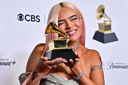 La cantante colombiana Karol G posa junto a su grammy a Mejor álbum de música urbana por su disco Mañana será bonito; "La Bichota" acaba de hacer su debut como actriz en la serie Griselda, de Netflix, interpretando a Carla, una joven que arriba a Miami de la mano de la capa narco (encarnada por Sofía Vergara) junto a un grupo de otras mujeres que ejercerían allí el trabajo sexual