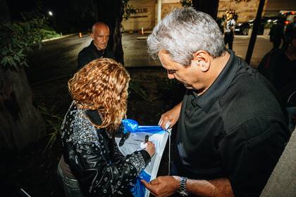 La cantante colombiana no dudó en firmar autógrafos y compartir un momento especial con sus seguidores en su regreso al país