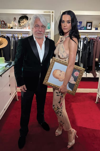La cantante con Antonio Ruiz, creador del famoso show de tango, posa con el cuadro de Evita que el empresario le regaló