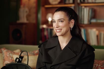 La cantante Dua Lipa ya se había declarado antes fan de Hernán Díaz, el argentino ganador del Pulitzer por "Fortuna", a quien entrevistó para su club de lectura en redes sociales