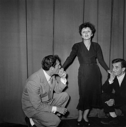 La cantante Edith Piaf junto al actor Eddie Constantine y el cantante Charles Aznavour en París, el 1º de enero de 1950.