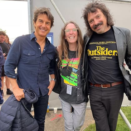 La cantante Eliza Hardy, de la banda The war on drugs que abrió el set de los Rolling Stones, publicó una foto con Tom Cruise en el backstage@