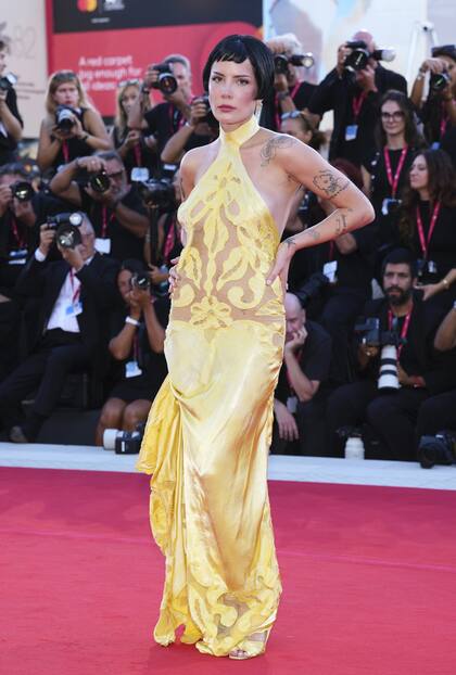 La cantante estadounidense Halsey optó por un vestido en tono maíz, con bordados, transparencias y cuello halter