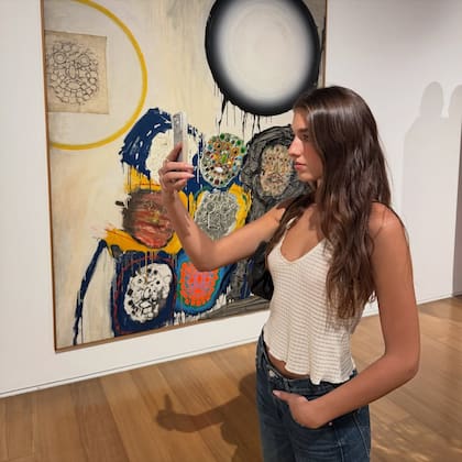 La cantante fue al museo acompañada por su familia (Foto: Instagram @dualipa)