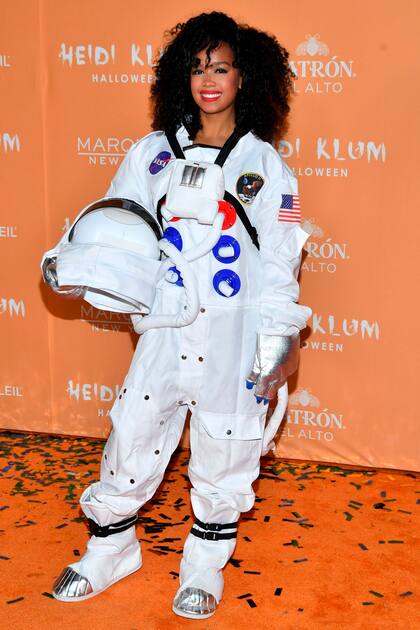 La cantante H.E.R. y su particular traje de astronauta