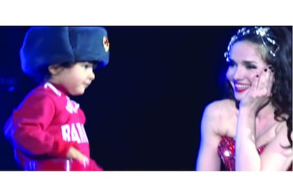 La cantante hizo subir al escenario a su hijo Merlín