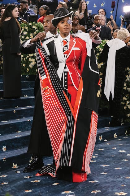 La cantante Janelle
Monáe brilló con un look
desmontable, de Thom Browne:
una falsa caja de grandes
dimensiones que al abrirse
dejó al descubierto un traje
de hombreras pronunciadas
y pantalón ancho.