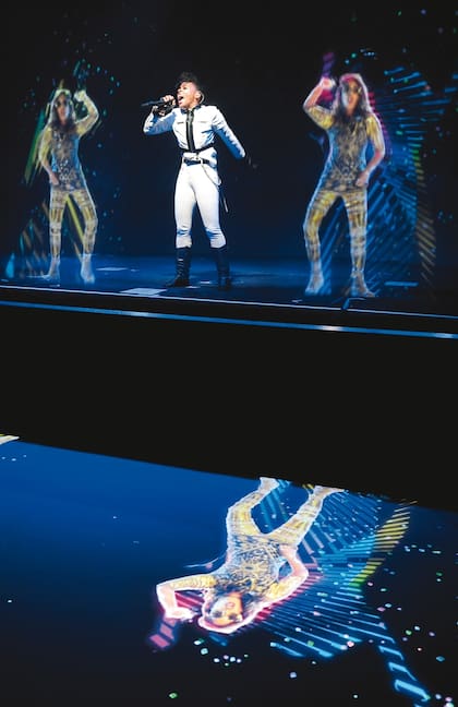 La cantante Janelle Monae y un particular dúo con M.I.A.