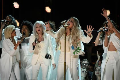 La cantante Kesha canta &apos;Praying&apos; junto a Cindy Lauper y otras artistas vestidas de blanco; el momento de reivindicación femenina de la noche 