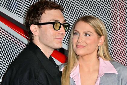 La cantante Meghan Trainor y su esposo, el actor Daryl Sabara, durante la inauguración del Intuit Dome, en la ciudad californiana de Inglewood. El espacio, un nuevo estadio cubierto que será sede del equipo de básquet de la NBA Los Angeles Clippers, también albergará a los Juegos Olímpicos 2028