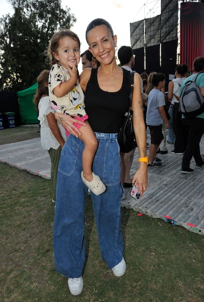 La cantante Melina Lezcano, que concurrió junto a una de sus sobrinas, aprovechó la ocasión para conversar y ponerse al día con su amiga Julieta Nair Calvo