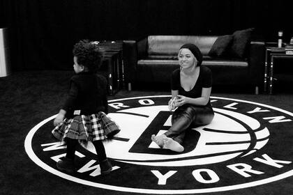 La cantante mostró cómo su pequeña hija la suele acompañar en el backstage