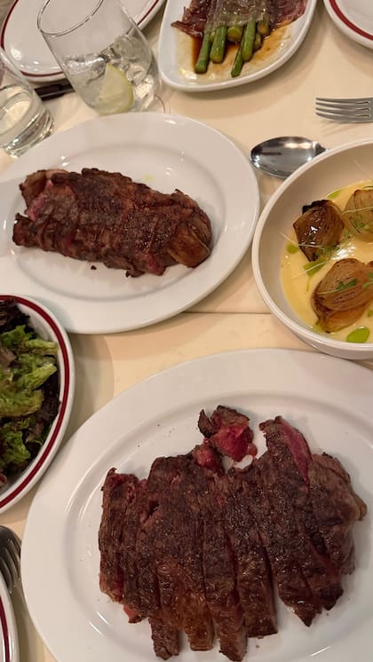 La cantante mostró los platos que degustó en el bodegón (Foto: Instagram @dualipa)