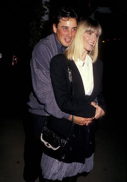 La cantante Olivia Newton-John y su esposo Matt Lattanzi en un evento en 1987