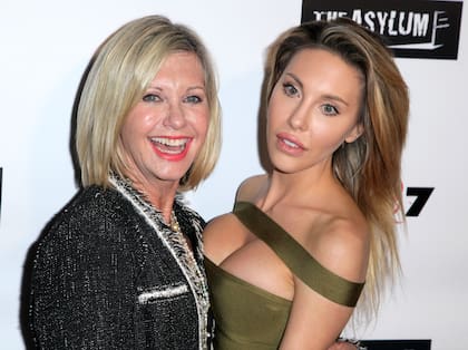 La cantante Olivia Newton-John y su hija Chloe Lattanzi, en abril de 2016