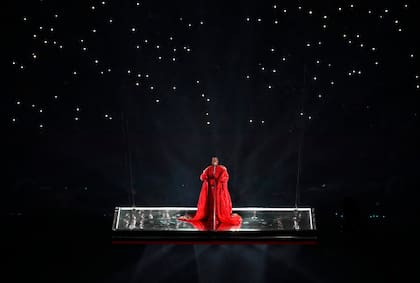 La cantante Rihanna durante su presentación en el show de medio tiempo del Super Bowl 2023