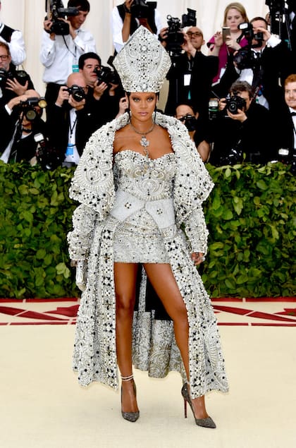 La cantante Rihanna vestida con una mitra papal, en un traje diseñado por John Galliano