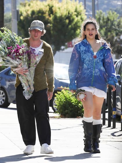 La cantante Rosalía y la estrella de El oso Jeremy Allen White son vistos juntos comprando flores en un mercado de agricultores local en Los Ángeles
