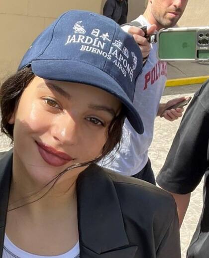 La cantante Rosalía y su selfie en Chile con la gorra del Jardín Japonés. "Se la compró, yo no se la regalé, y la estaba usando por el mundo en su gira. Fue revuelo bárbaro, ahora todos la vienen a pedir"
