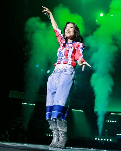 La cantante se presentó en el festival Los40 Primavera Pop 2025 y lució la camiseta del equipo colchonero (Foto: Instagram @atleticodemadrid)