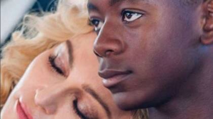 La cantante subió a Instagram un video del menor de sus varones cantando en español mientras viajan en auto