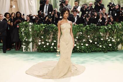 La cantante sudafricana Tyla debutó en la gala con un sorprendente vestido Balmain hecho de arena -mezclada con tachuelas de microcristales- y cola de organza, que más tarde cortó para poder disfrutar de la velada.